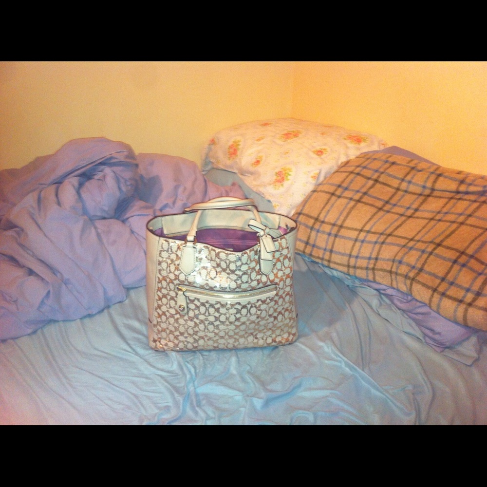 Like new coach poppy sequence cream tote!
